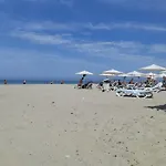 Comfy Beachfront - 50m From The Sea Apartmán
