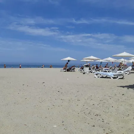 Comfy Beachfront - 50m From The Sea Apartmán